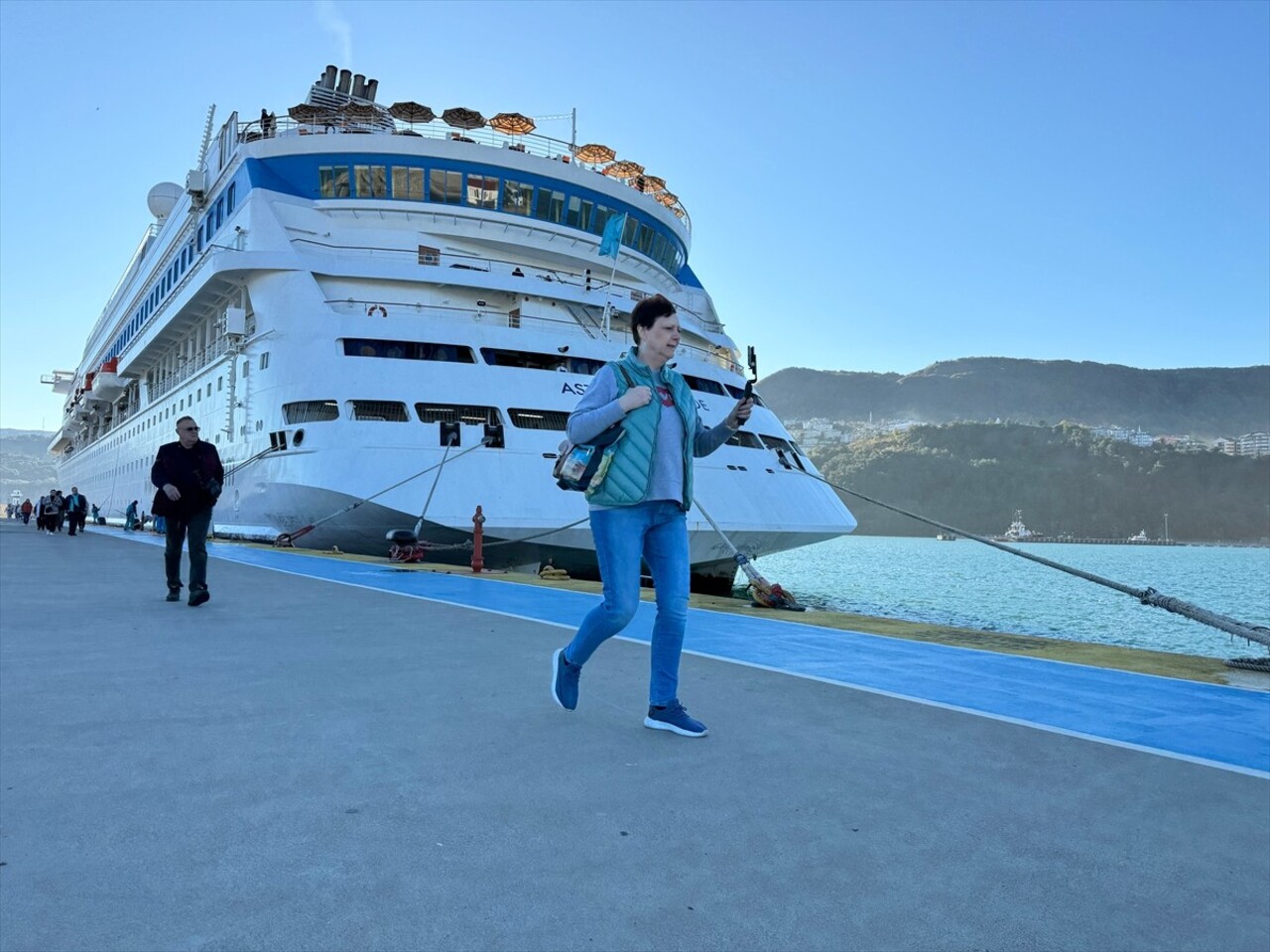 Rusya'nın Soçi kentinden hareket eden "Astoria Grande" adlı kruvaziyer, Amasra Limanı'na...