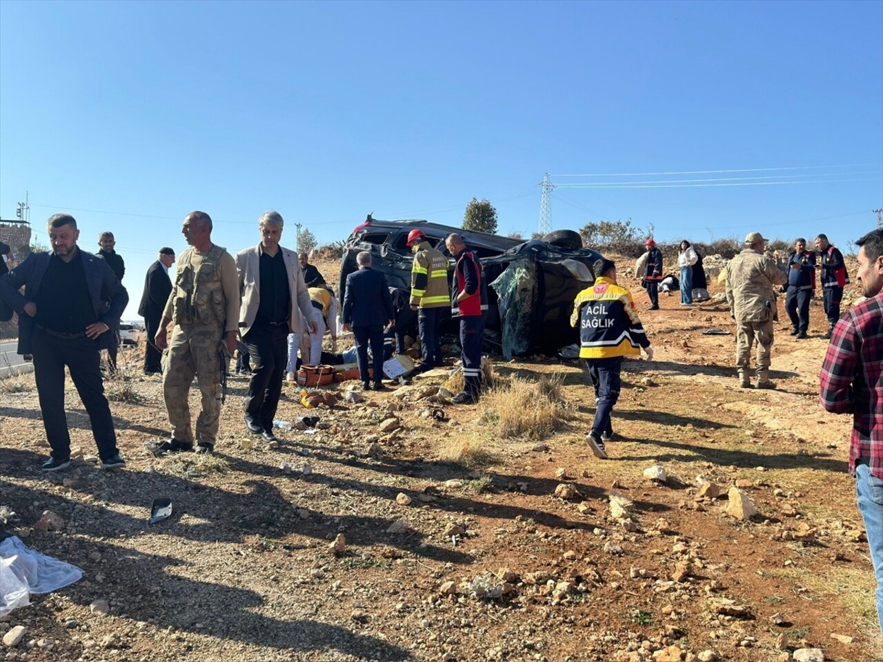 Mardin'in Dargeçit ilçesinde hafif ticari aracın devrilmesi sonucu 3 kişi yaşamını yitirdi, 5 kişi...