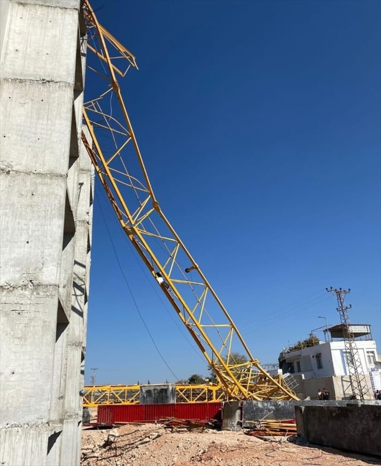 Adana'da inşaat çalışmaları sırasında devrilen kule vincin operatörü yaşamını yitirdi.