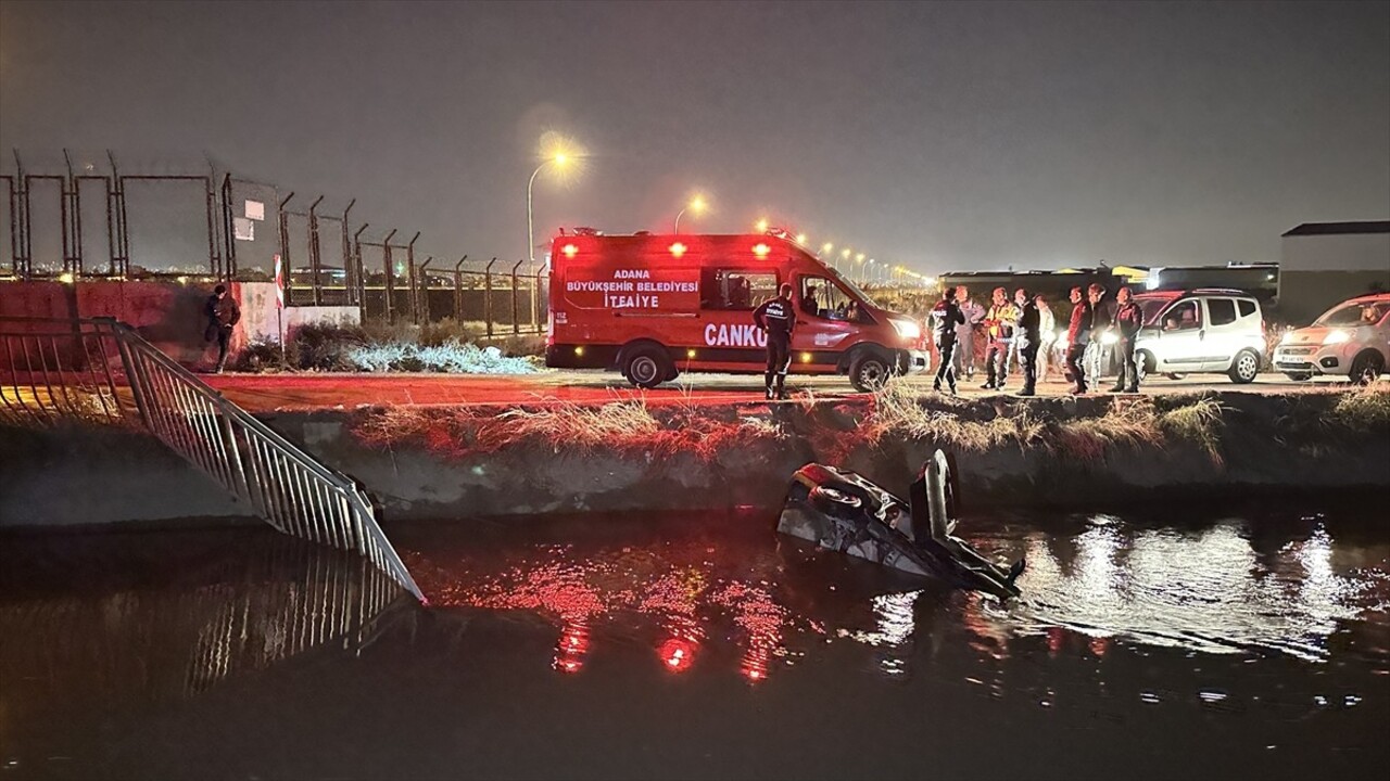 Adana'nın merkez Seyhan ilçesinde otomobilin sulama kanalına düşmesi sonucu 4 kişi yaralandı.