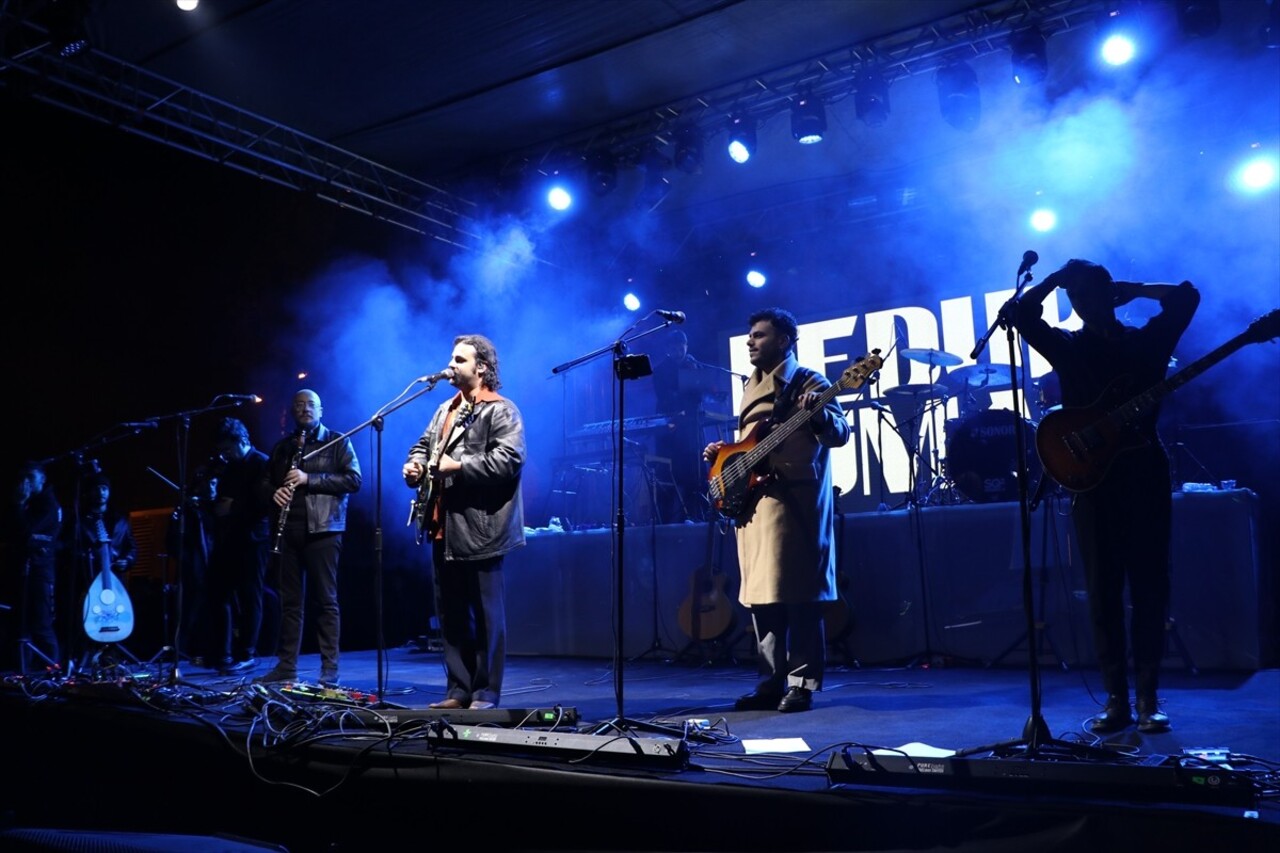 Kilis'te ünlü rock grubu Dedublüman sahne aldı. Kilis Belediyesinin düzenlediği etkinlikte...