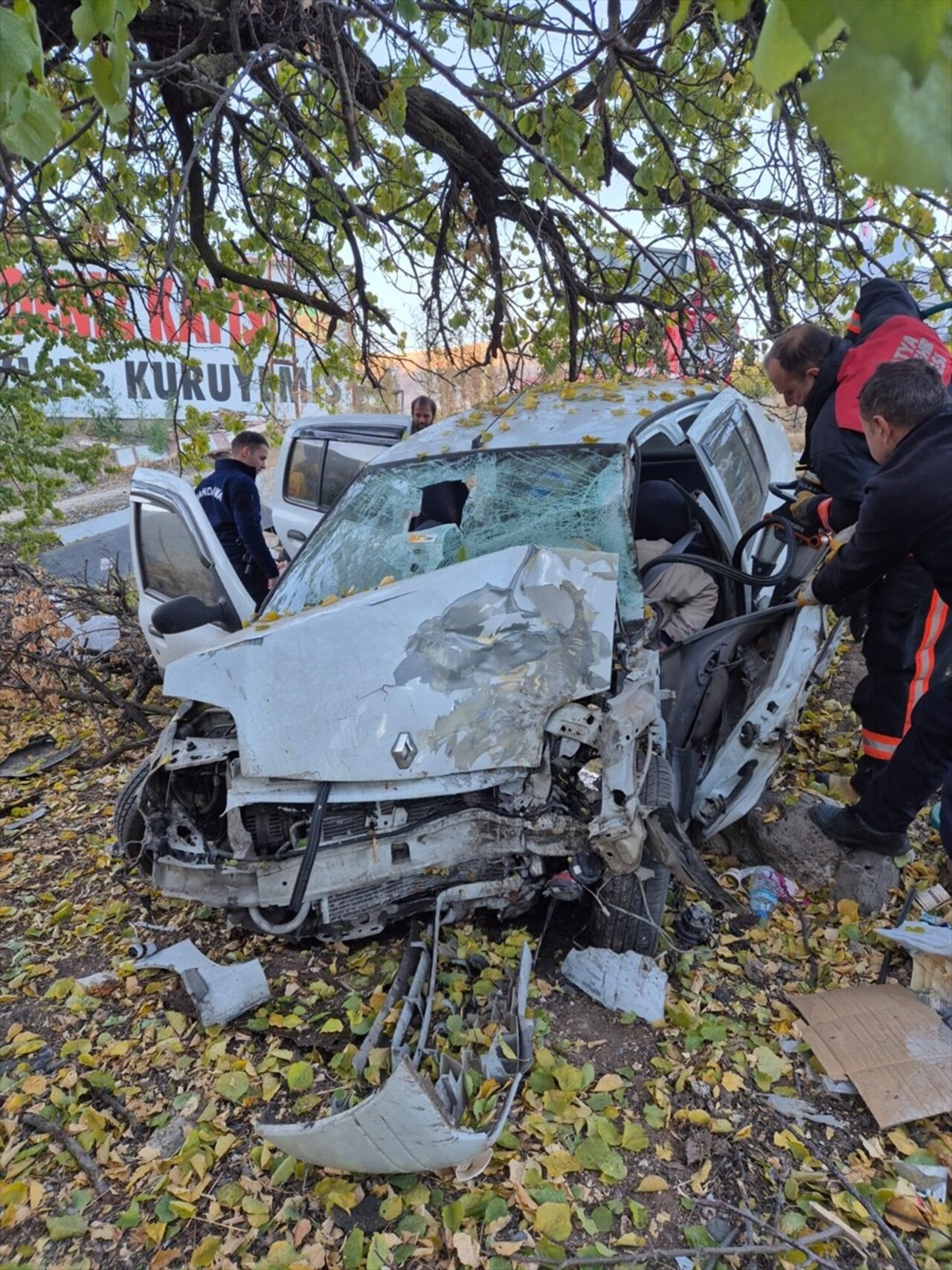 Malatya'nın Darende ilçesinde otomobilin şarampole devrilmesi sonucu 4 kişi yaralandı. Ekipler...