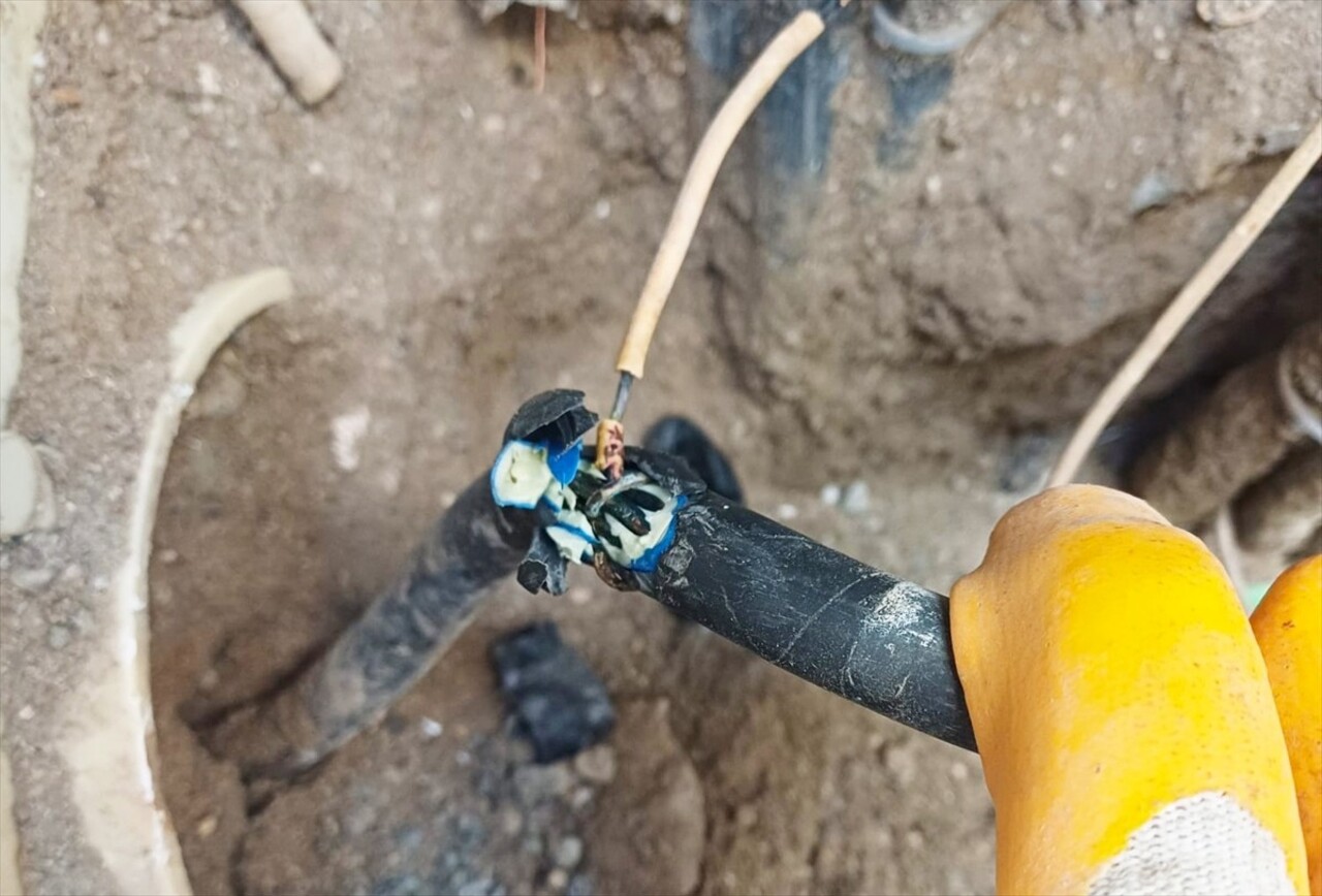 Dicle Elektrik, 23 ayrı lokasyonda yer altı kablolarından kaçak bağlantı yaptığı iddiasıyla 63...