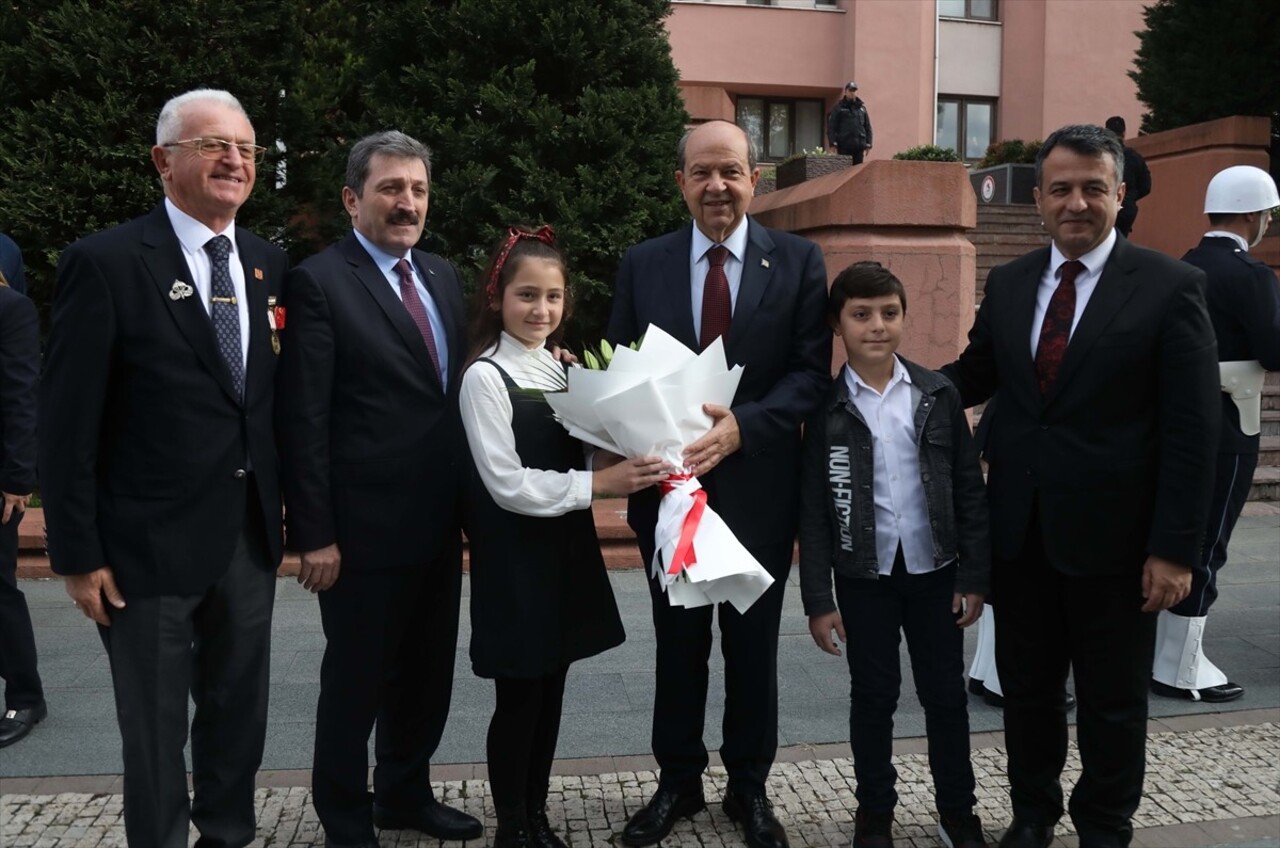 KKTC Cumhurbaşkanı Ersin Tatar (sağ 3), Samsun Valiliğinde resmi törenle karşılandı. Tatar'a...