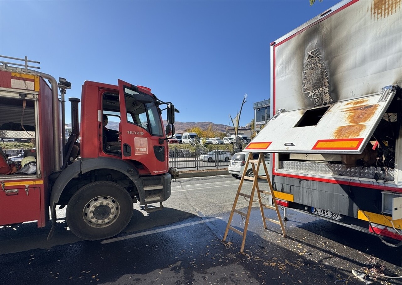 Bingöl'de çıkan yangın sonucu bir bankaya ait mobil şube tırı kullanılamaz hale geldi.