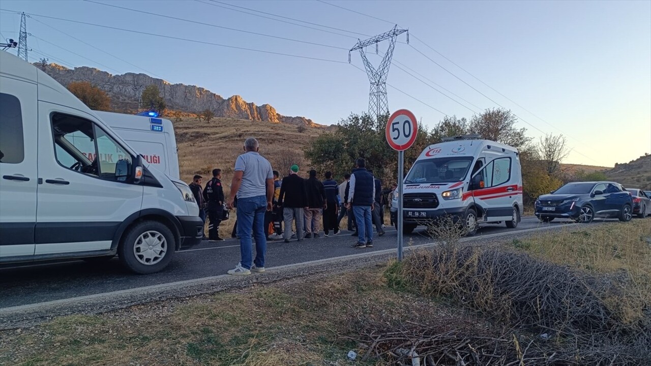 Adıyaman'ın Kahta İlçesinde otomobil ile pikabın çarpıştığı kazada 10 kişi yaralandı. Kaza yerine...