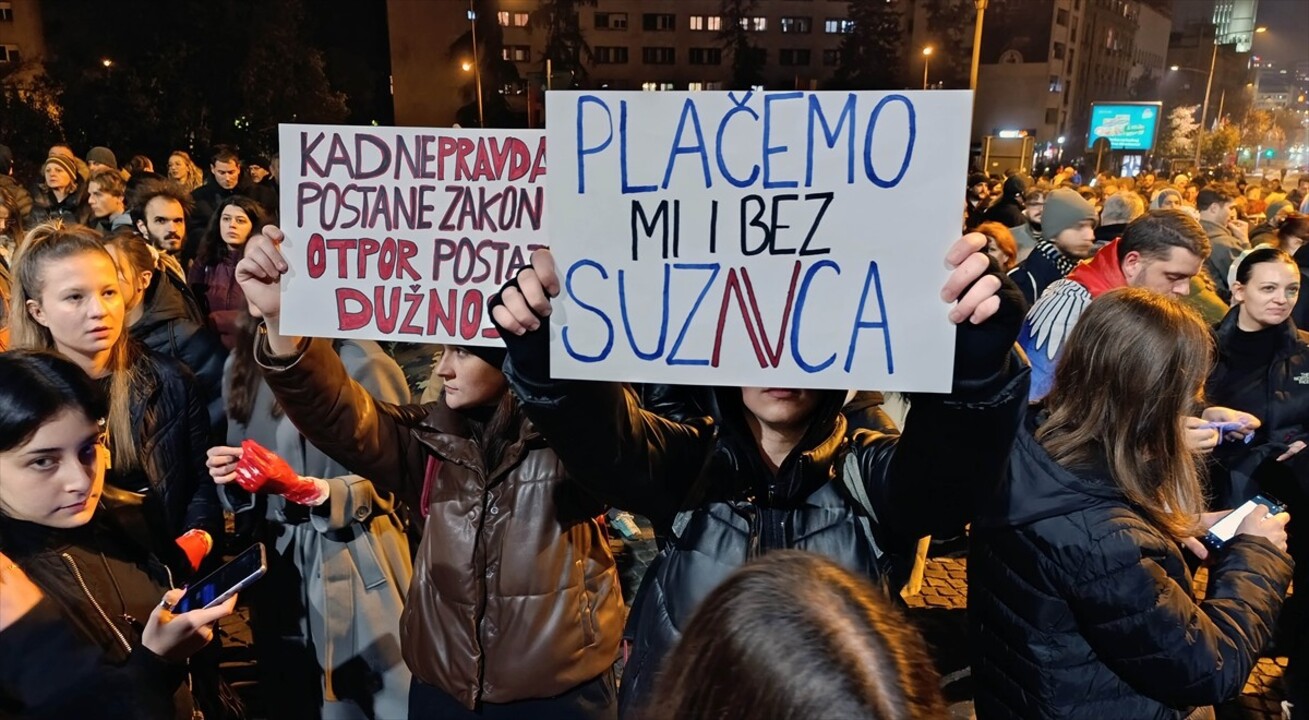 Sırbistan'ın kuzeyindeki Novi Sad'da bulunan tren istasyonunda beton sundurmanın çökmesi sonucu 14...