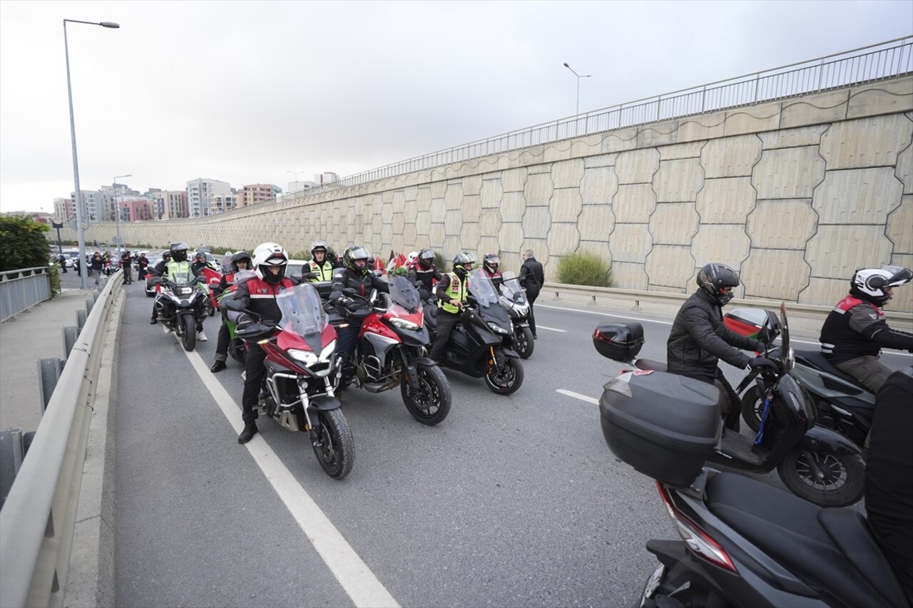 Başakşehir’de Genç Aktivistler grubu üyeleri, Filistin halkına destek vermek için araçlarıyla...