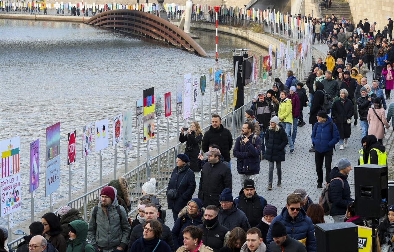 Almanya'da Soğuk Savaş döneminde "Utanç duvarı" veya "Demir Perde" olarak da nitelenen Berlin...