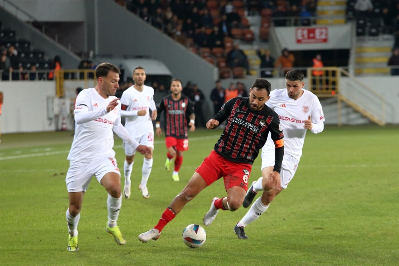 Trendyol 1. Lig'in 12. haftasında Ahlatcı Çorum FK ile Siltaş Yapı Pendikspor, Çorum Şehir...