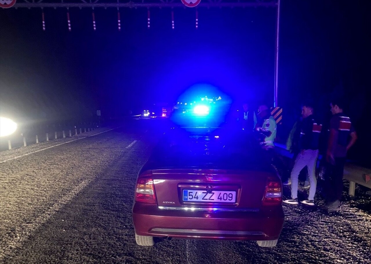 Mersin'in Silifke ilçesinde otomobilin yol kenarında araç lastiği değiştirmeye çalışanlara...