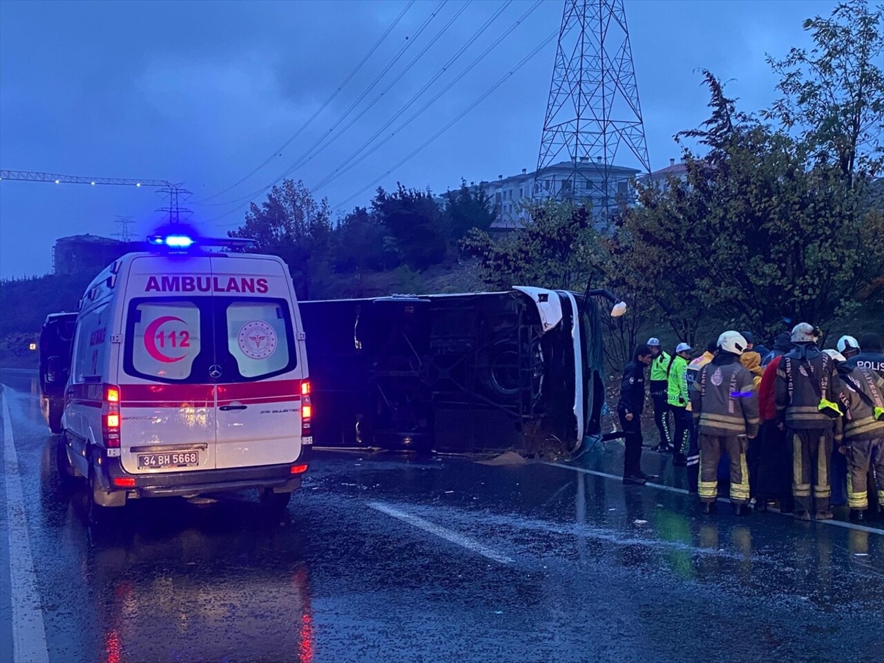 Esenler’de yolcu otobüsünün devrilmesi sonucu 2 kişi hayatını kaybetti, 1’i ağır 15 kişi...