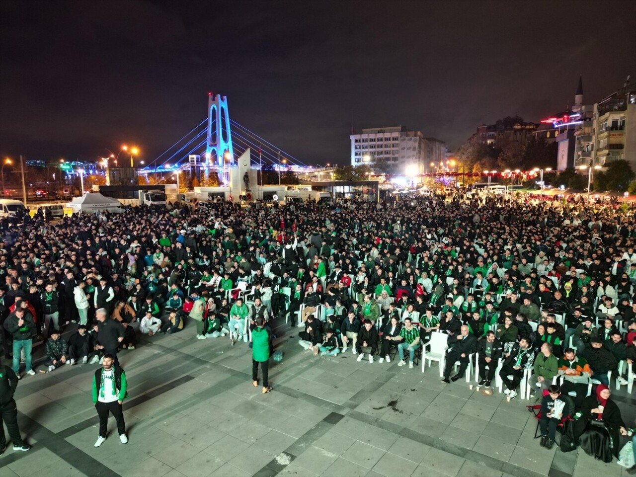 Kocaeli'de vatandaşlar, Sakaryaspor-Kocaelispor maçını kent meydanına kurulan dev ekrandan...