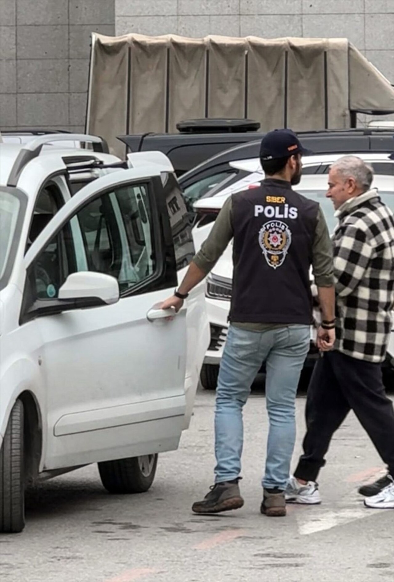 Yasa dışı bahis iddiasıyla gözaltına alınan ve aralarında sunucu Mehmet Ali Erbil’in de bulunduğu...