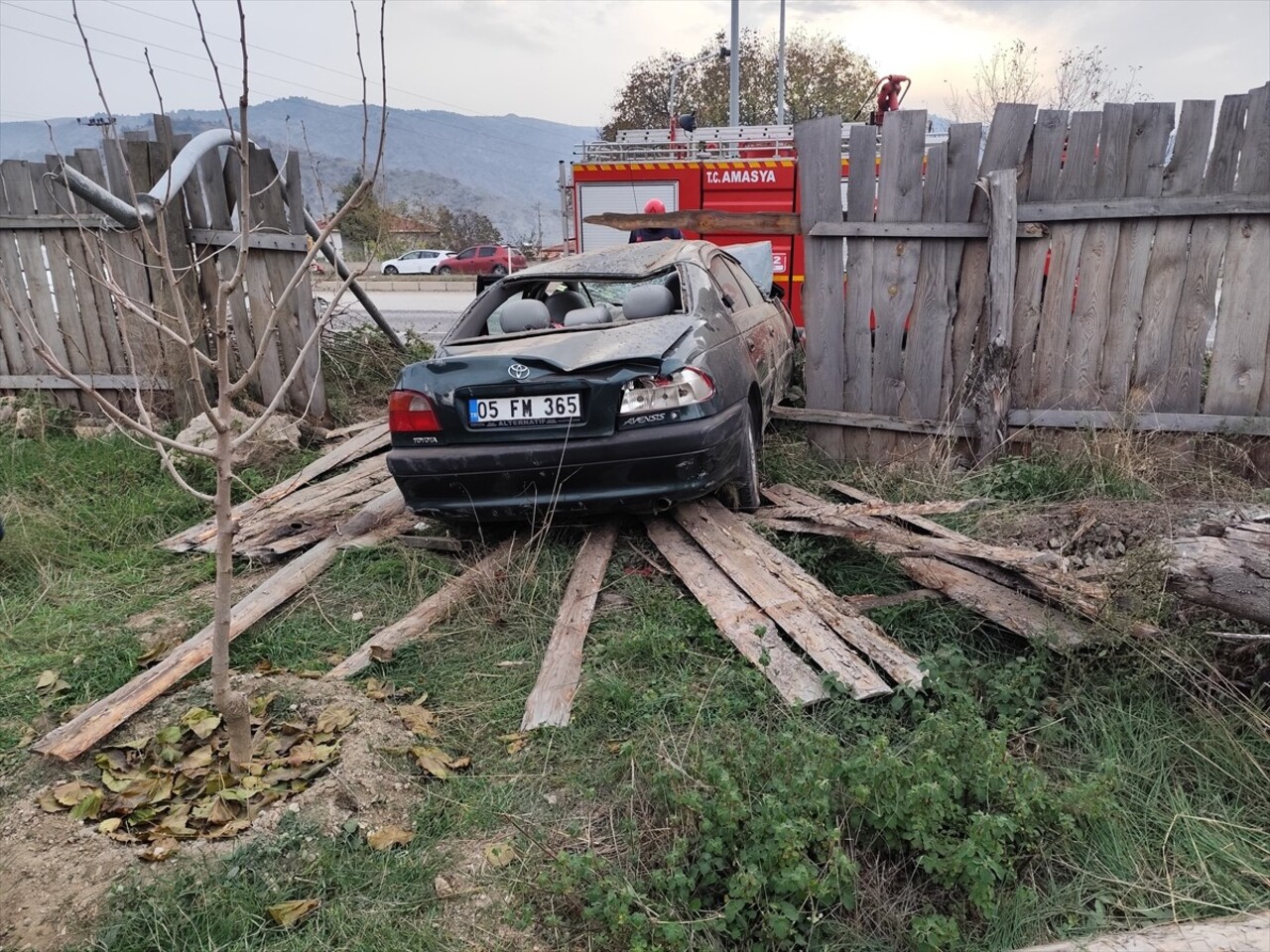 Amasya'da otomobilin devrilmesi sonucu 4 kişi yaralandı. Kaza yerine itfaiye ekipleri sevk edildi.