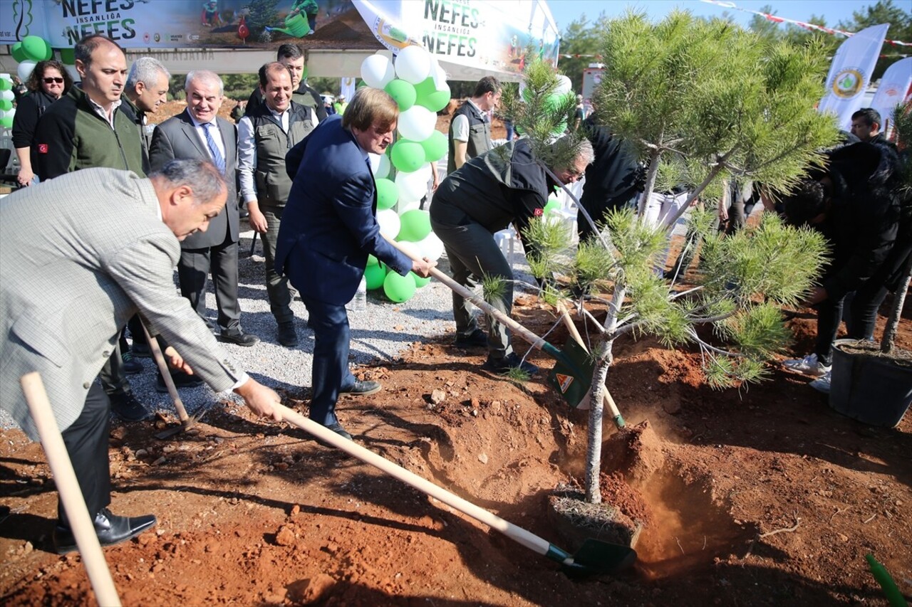 Antalya'da "Milli Ağaçlandırma Günü" kapsamında fidanlar toprakla buluşturuldu. Antalya Orman...