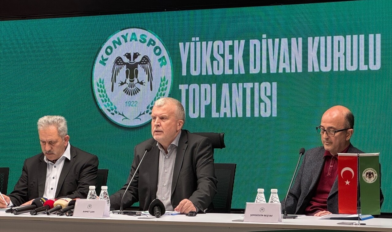 Konyaspor Yüksek Divan Kurulu Başkanı Ahmet Şan (sağda), Konya Büyükşehir Stadı'nda düzenlenen...