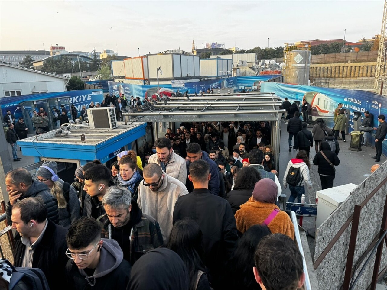 İstanbul'da, haftanın ikinci iş gününde vatandaşların sıklıkla tercih ettiği metrobüsün bazı...