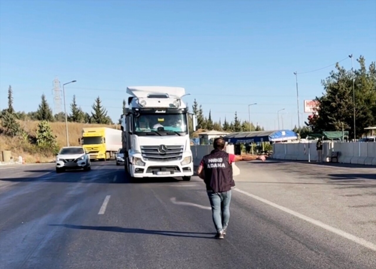 Adana'da İl Emniyet Müdürlüğü Narkotik Suçlarla Mücadele Şubesi ekipleri, yaptıkları çalışmayla...