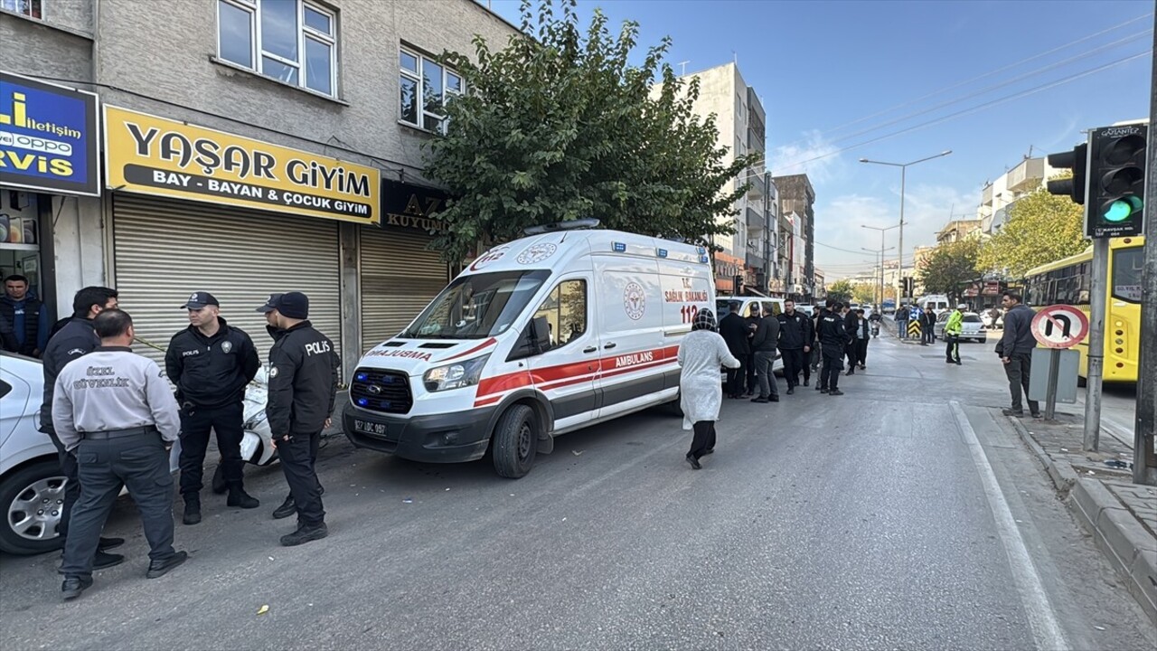 Gaziantep'te bir kişi, boşanma aşamasında olduğu eşini tabancayla öldürdükten sonra intihar etti....