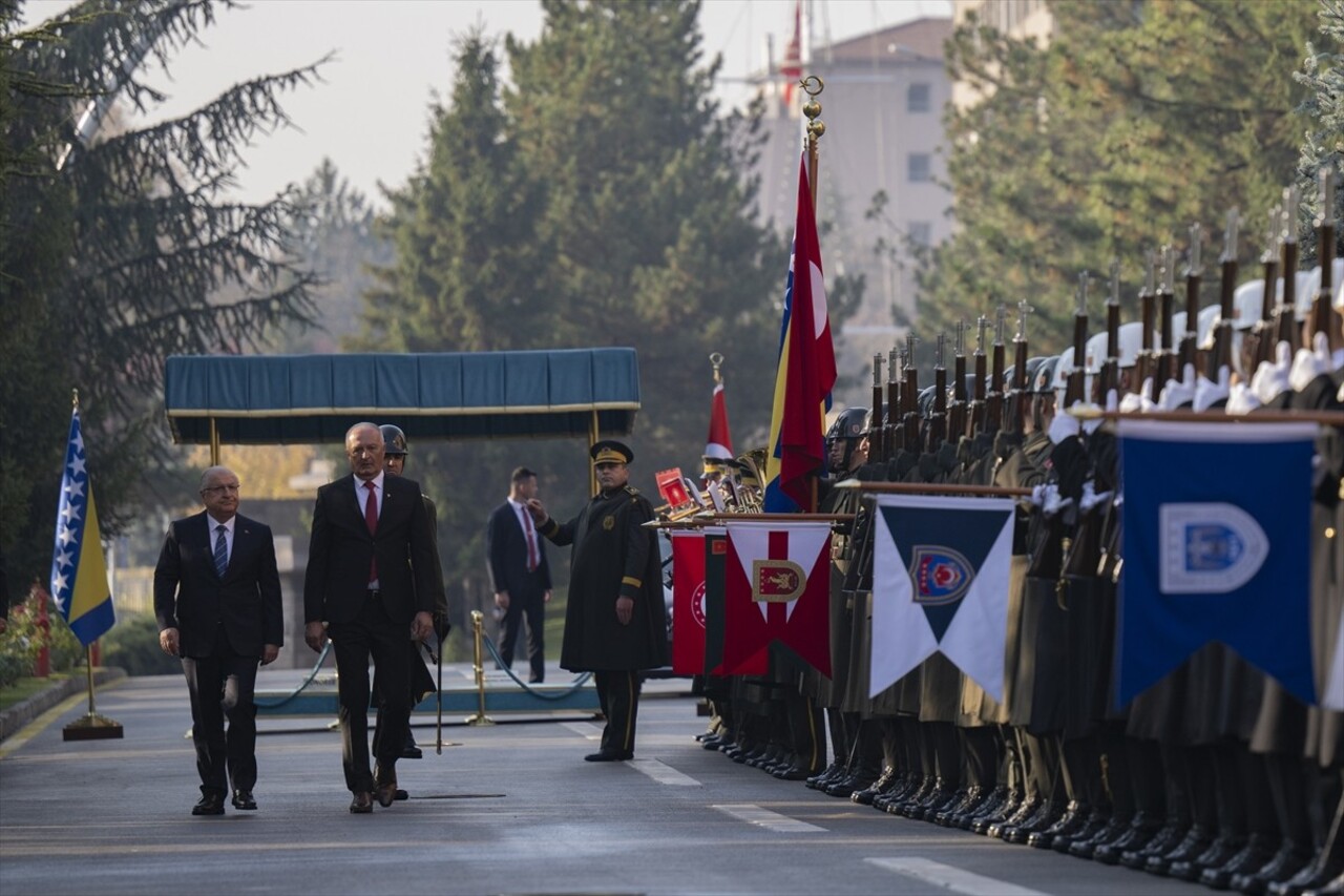 Milli Savunma Bakanı Yaşar Güler, Bosna Hersekli mevkidaşı Zukan Helez ile bir araya geldi. Bakan...