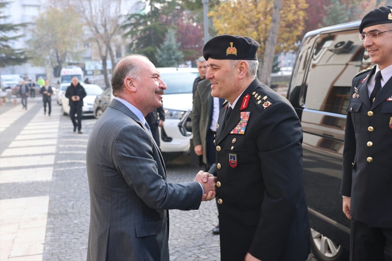 Jandarma Genel Komutanı Orgeneral Ali Çardakcı (sağda), Çorum Valisi Ali Çalgan'ı (solda) ziyaret...