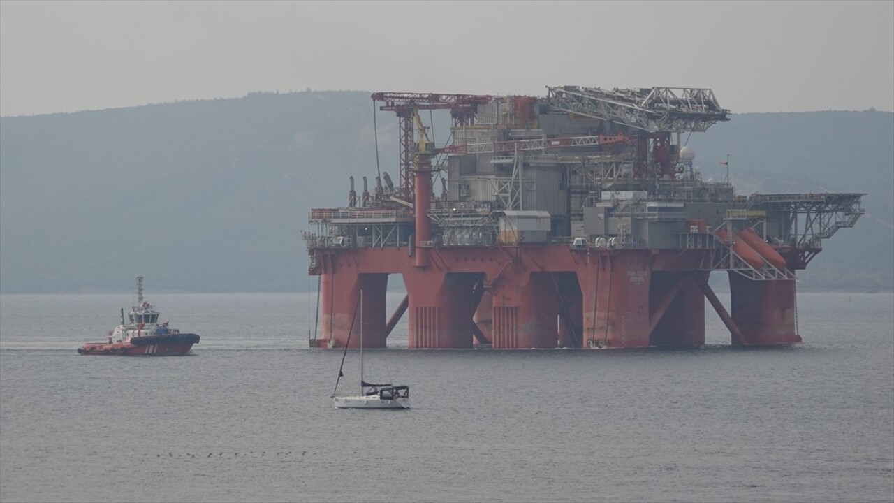 Çanakkale Boğazı'nda yaklaşık 60 metre yüksekliğe sahip "Transocean Barents" isimli petrol...