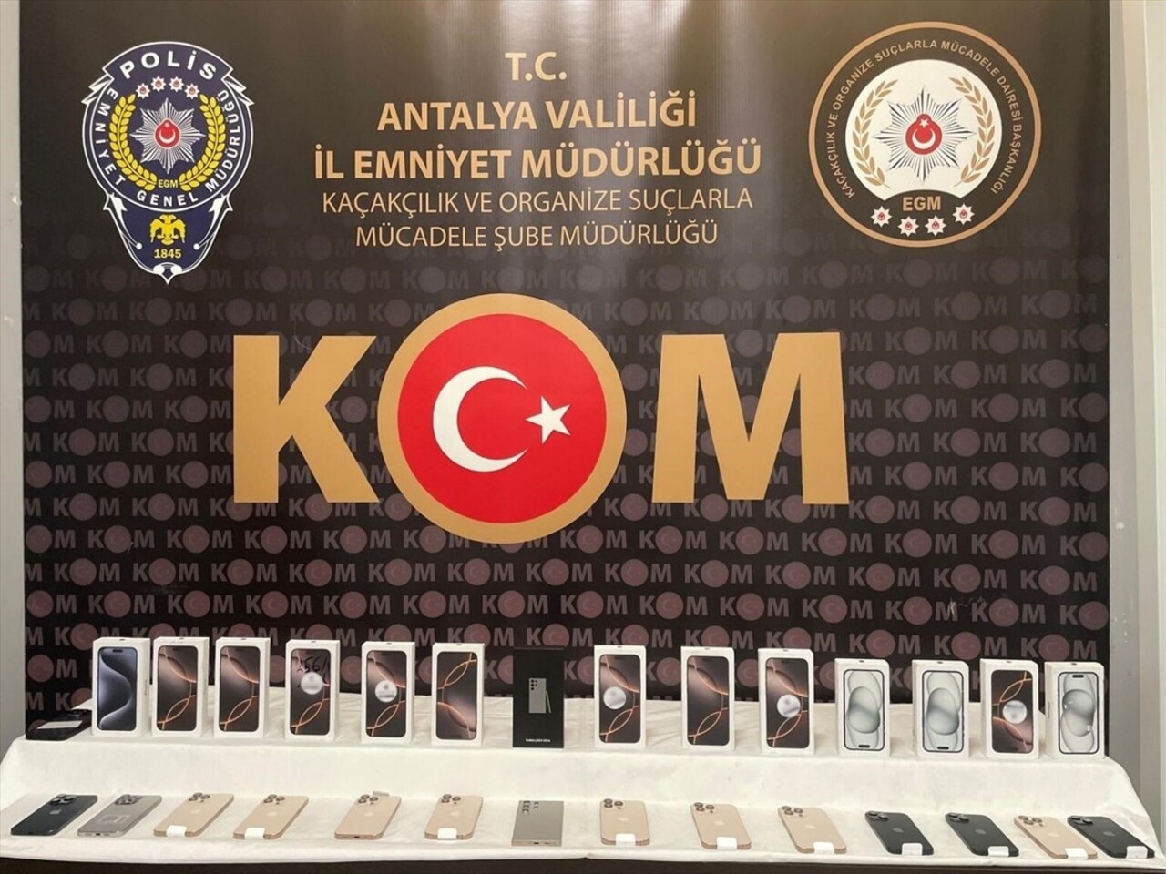 Antalya'da düzenlenen kaçakçılık operasyonunda 11 kişi gözaltına alındı. Operasyonda 15 gümrük...