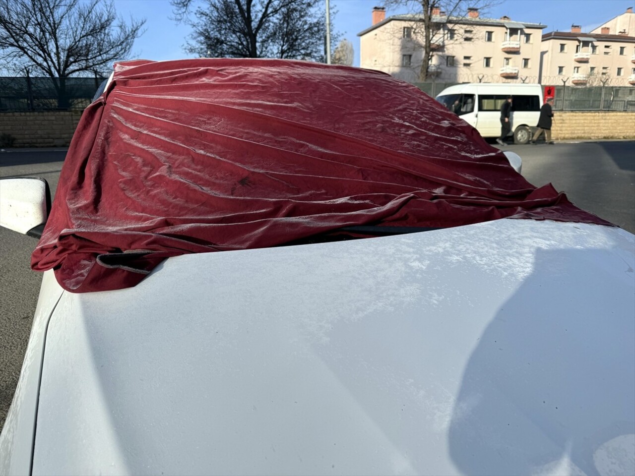 Ardahan'da da soğuk hava etkili oluyor. Soğuk nedeniyle araç camlarının buzla kaplandığı şehirde...