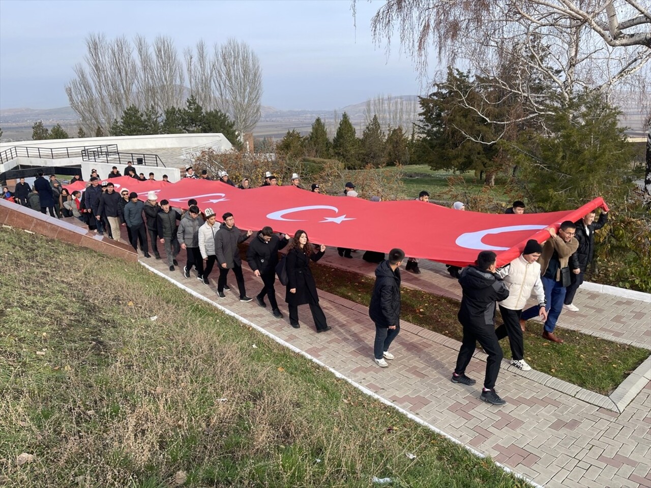 Kırgızistan'ın başkenti Bişkek'te Kırgızistan-Türkiye Manas Üniversitesi (KTMÜ) öğrencileri, "ülke...