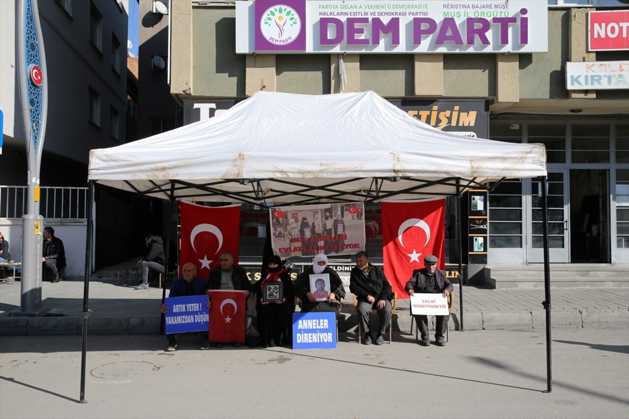 Muş'ta çocuklarını terör örgütü PKK'dan kurtarmak isteyen aileler, DEM Parti İl Başkanlığı binası...