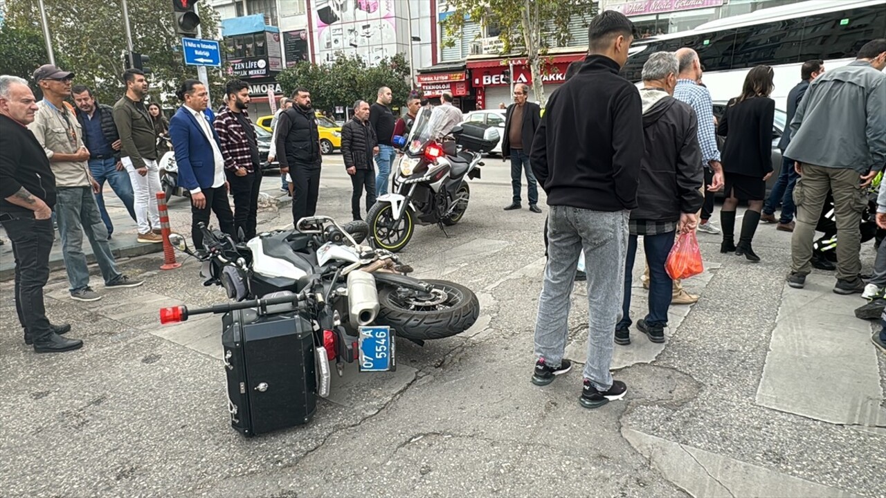 Antalya'da meydana gelen trafik kazasında polis memurunun yaralandığını gören İl Emniyet Müdürü...