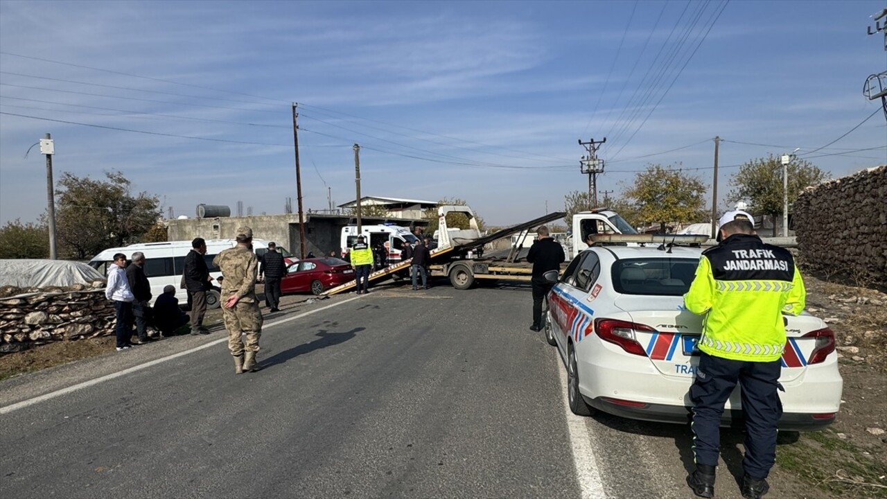 Diyarbakır'ın merkez Sur ilçesinde minibüs ile otomobilin çarpıştığı kazada 4'ü çocuk 13 kişi...