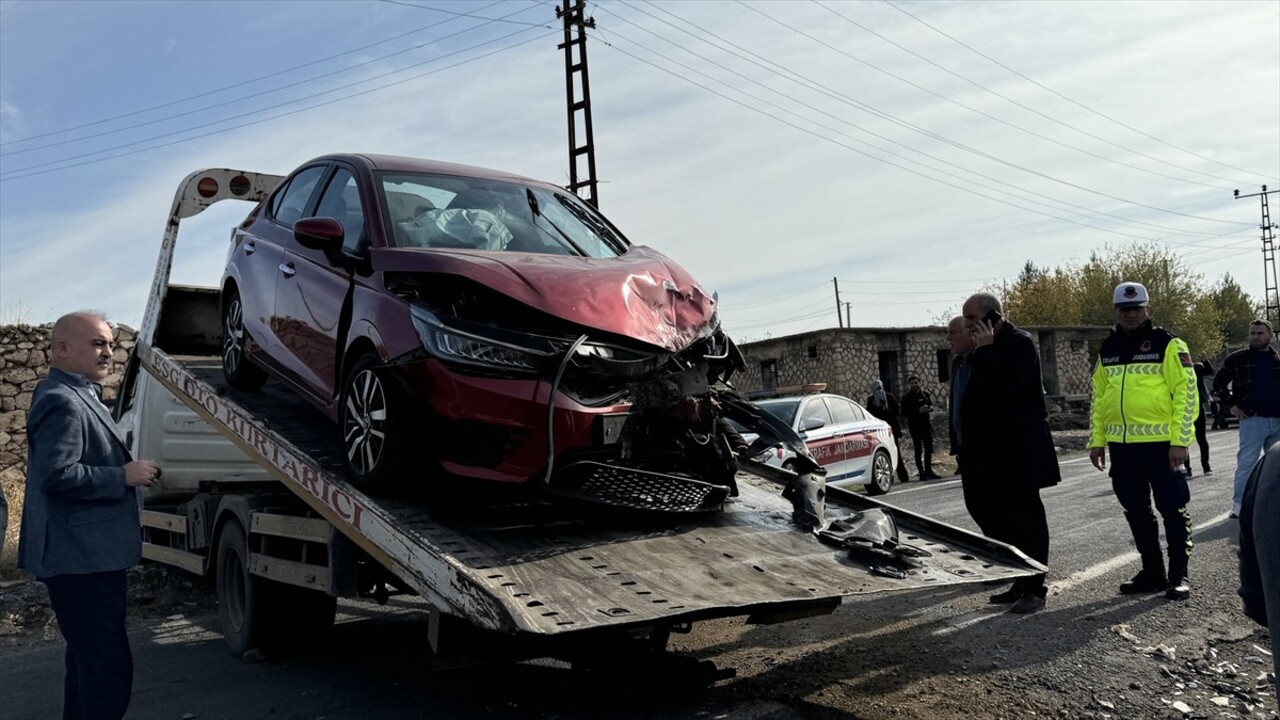 Diyarbakır'ın merkez Sur ilçesinde minibüs ile otomobilin çarpıştığı kazada 4'ü çocuk 13 kişi...