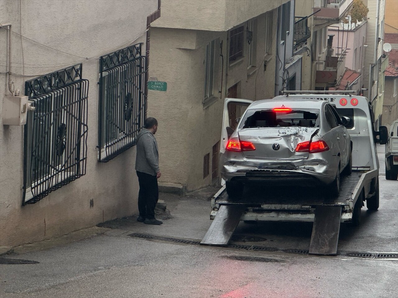  Bursa'da freni boşalan kamyon, yokuş aşağı inerek park halindeki 3 araca, kapalı pazar alanının...