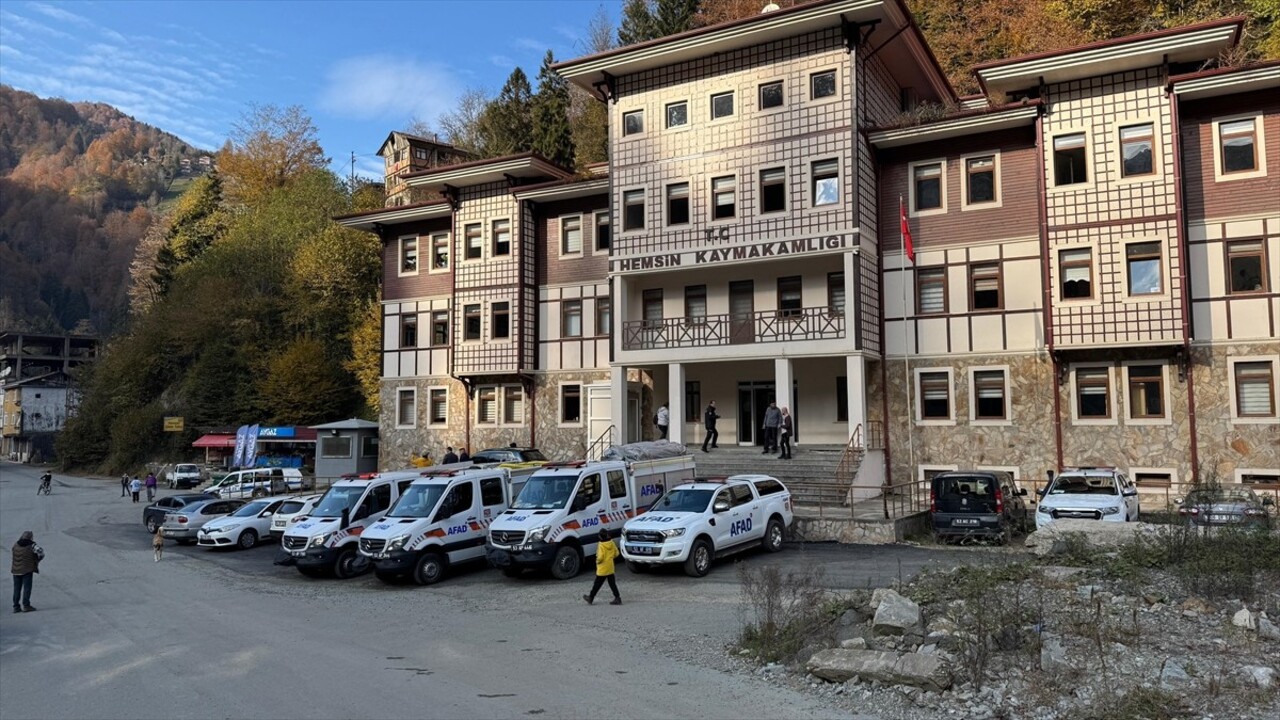 Rize'nin Hemşin ilçesinde saat 12.02'de 4,7 büyüklüğünde deprem meydana geldi. AFAD ekipleri...