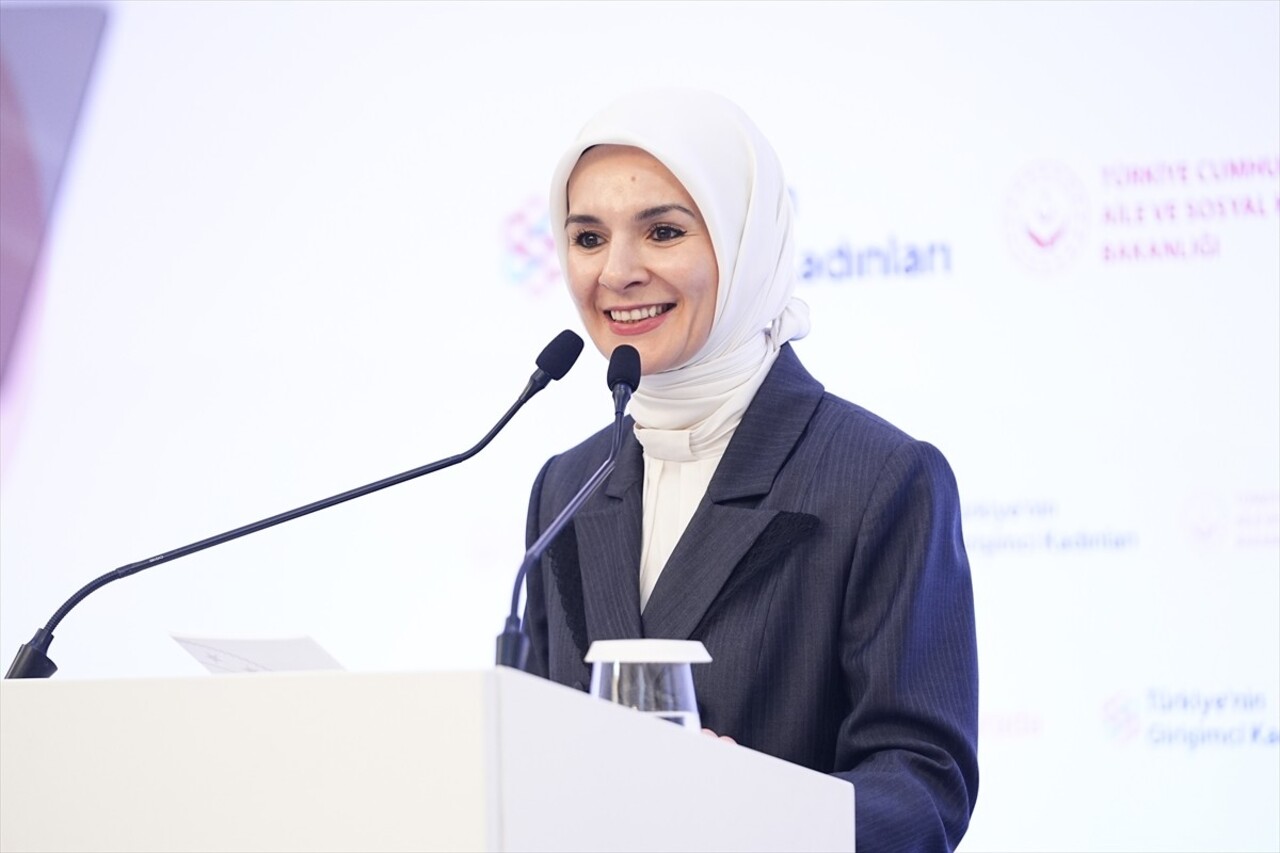 Aile ve Sosyal Hizmetler Bakanı Mahinur Özdemir Göktaş, İstanbul'da bir otelde düzenlenen...