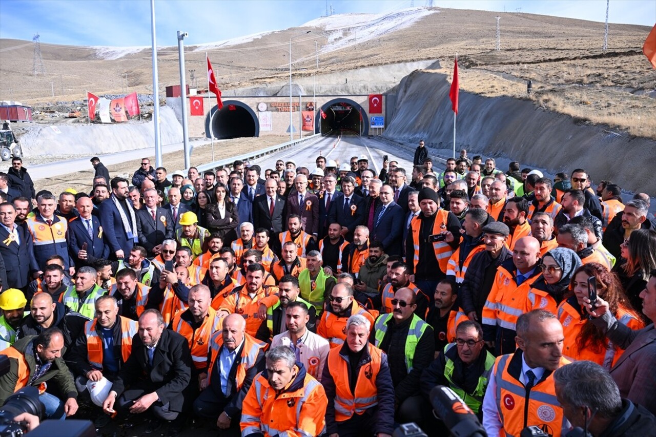 Van-Hakkari güzergahında hizmet verecek 3 bin 150 metre uzunluğundaki Güzeldere Tüneli'nin...