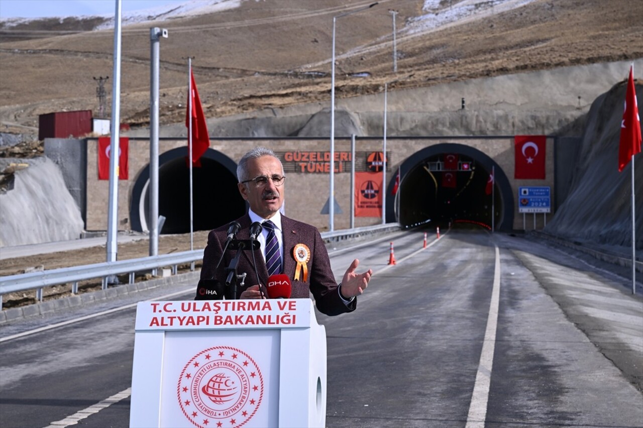 Van-Hakkari güzergahında hizmet verecek 3 bin 150 metre uzunluğundaki Güzeldere Tüneli'nin...