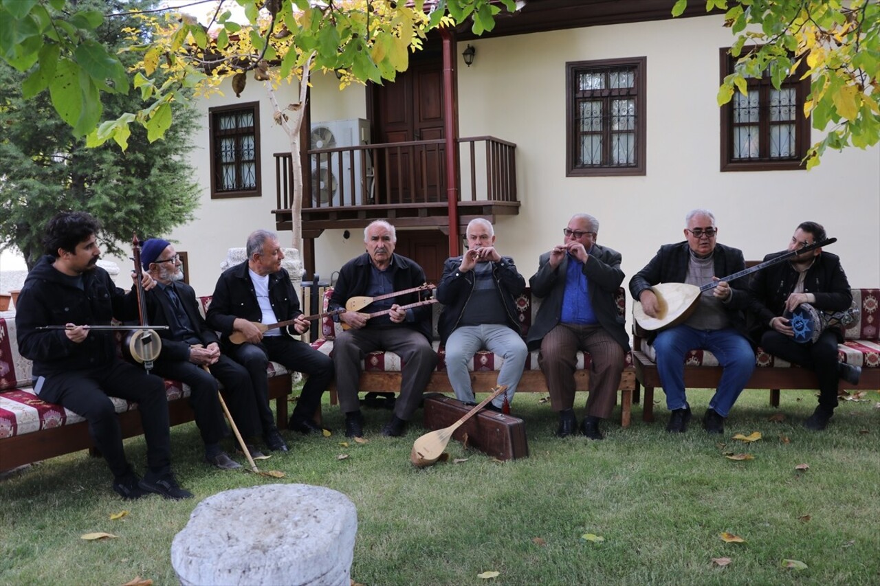 Burdur'un Gölhisar ilçesindeki Muallim Mustafa Sırrı Özkan Kültür Evi'nde yerel sanatçılar yöresel...