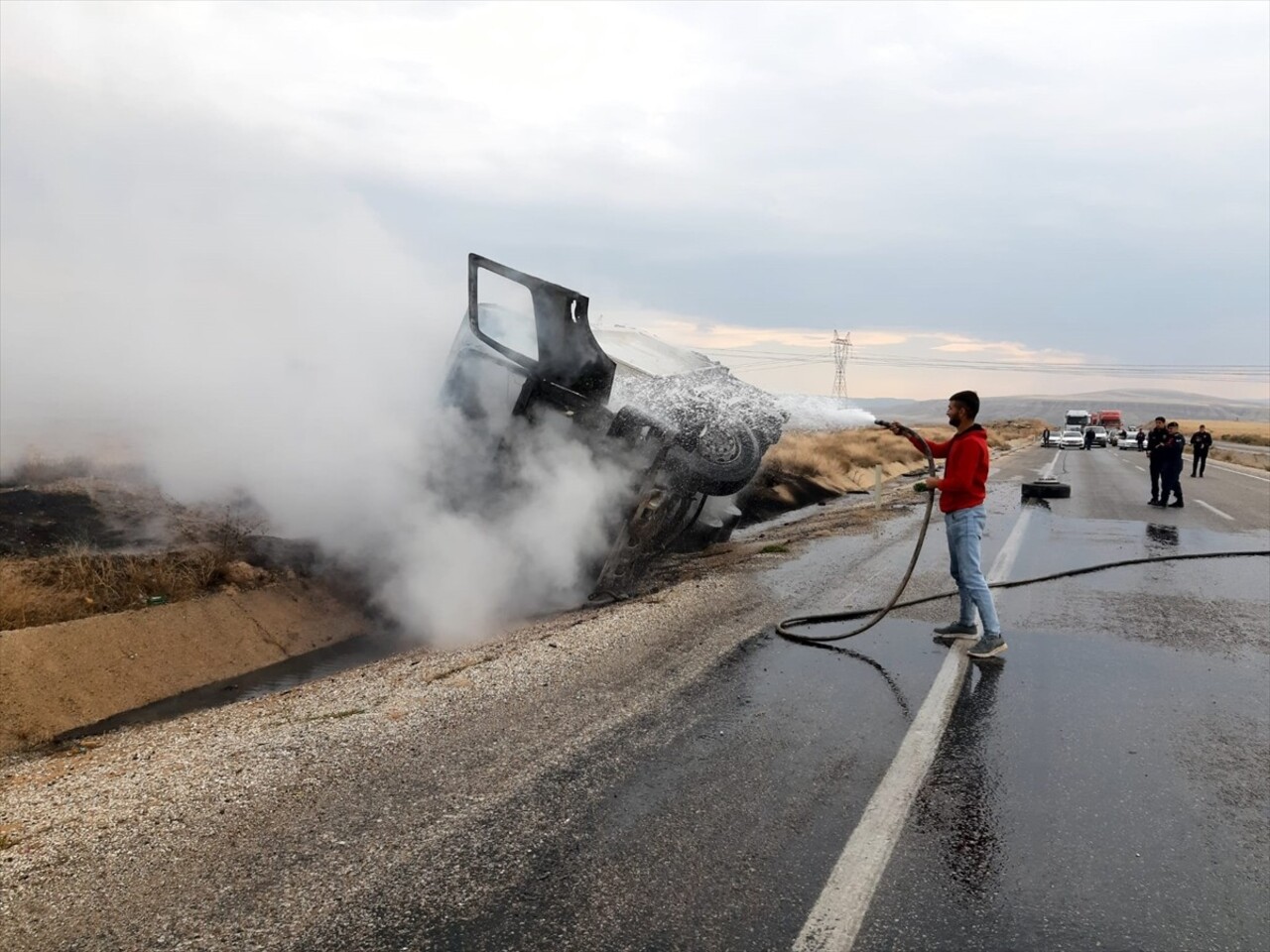 Tekerleği patlayıp koparak devrilen kamyon alev aldı.