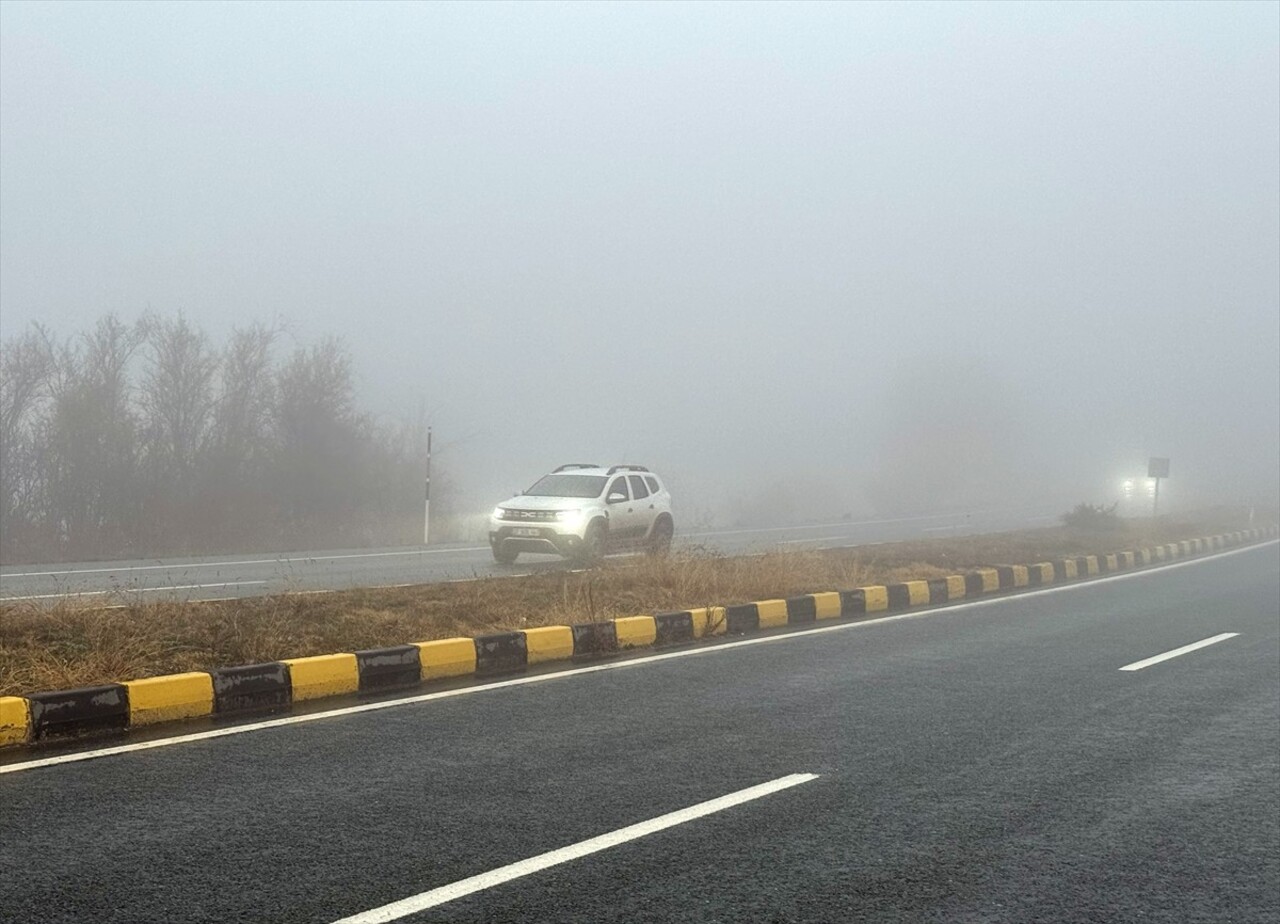 Kastamonu'da D-765 kara yolunun Ilgaz Dağı kesimi ile İstanbul yolu mevkisinde sis etkili oldu....