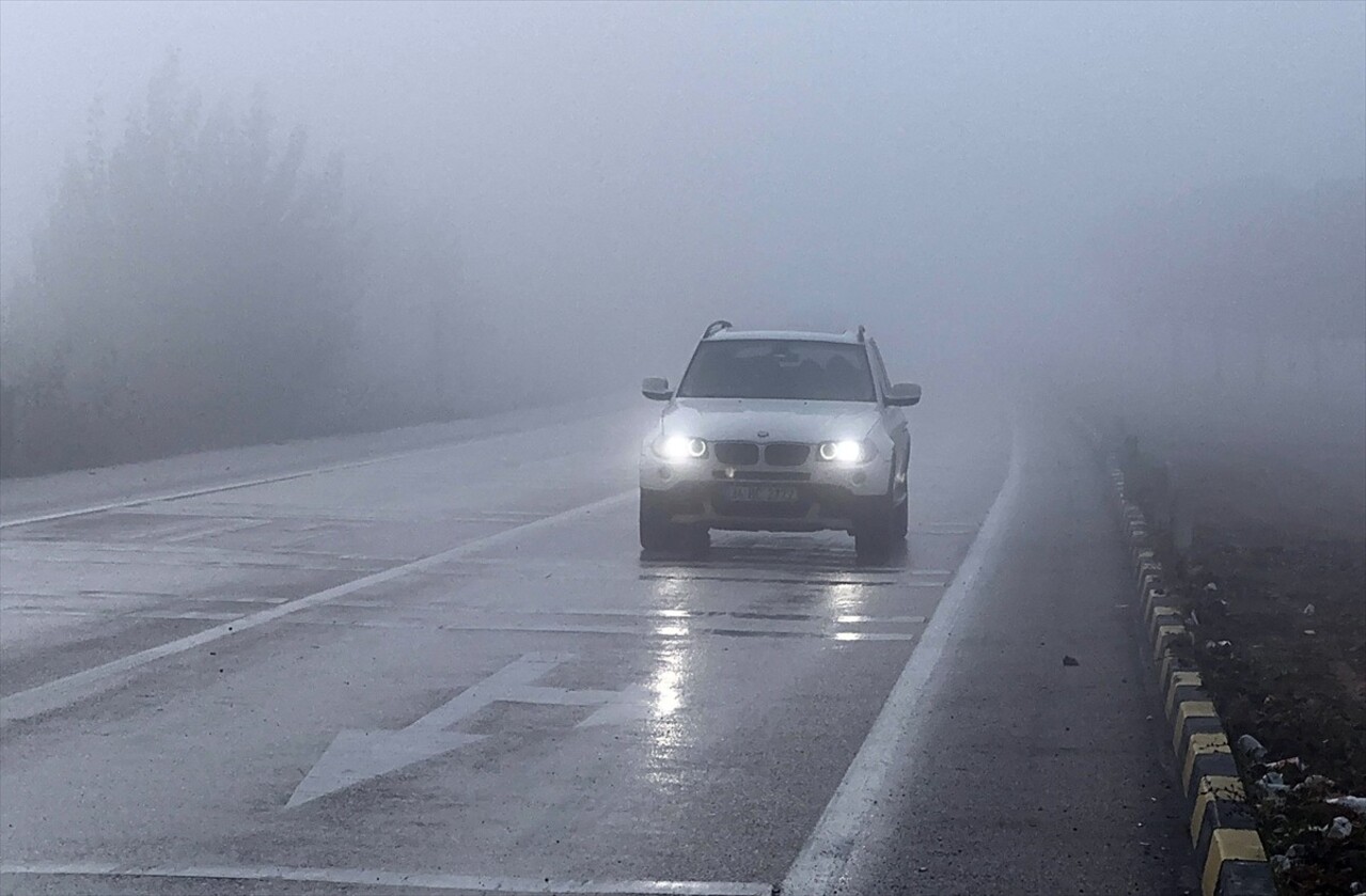 Kastamonu'da D-765 kara yolunun Ilgaz Dağı kesimi ile İstanbul yolu mevkisinde sis etkili oldu....