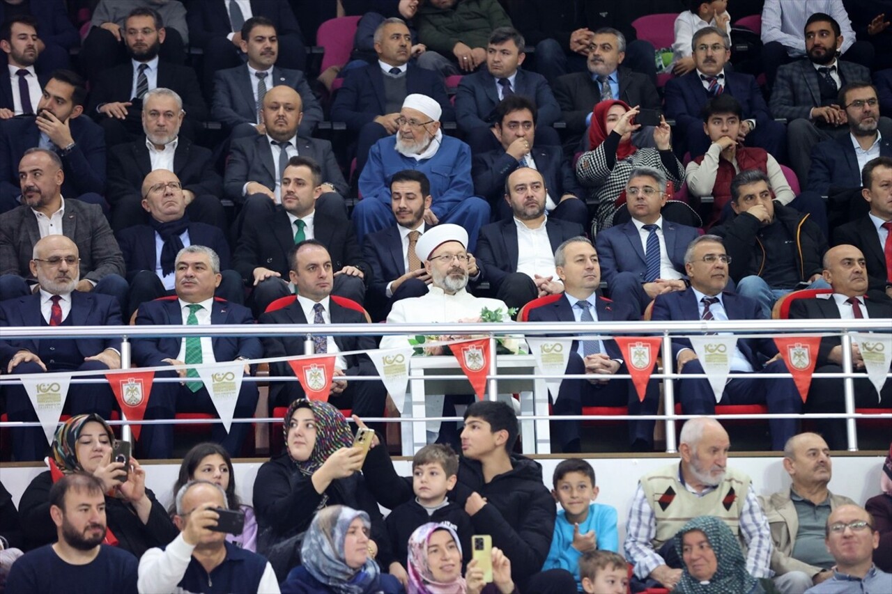 Diyanet İşleri Başkanı Ali Erbaş, Sivas Taha Akgül Spor Salonu'nda 190 öğrenci için düzenlenen...