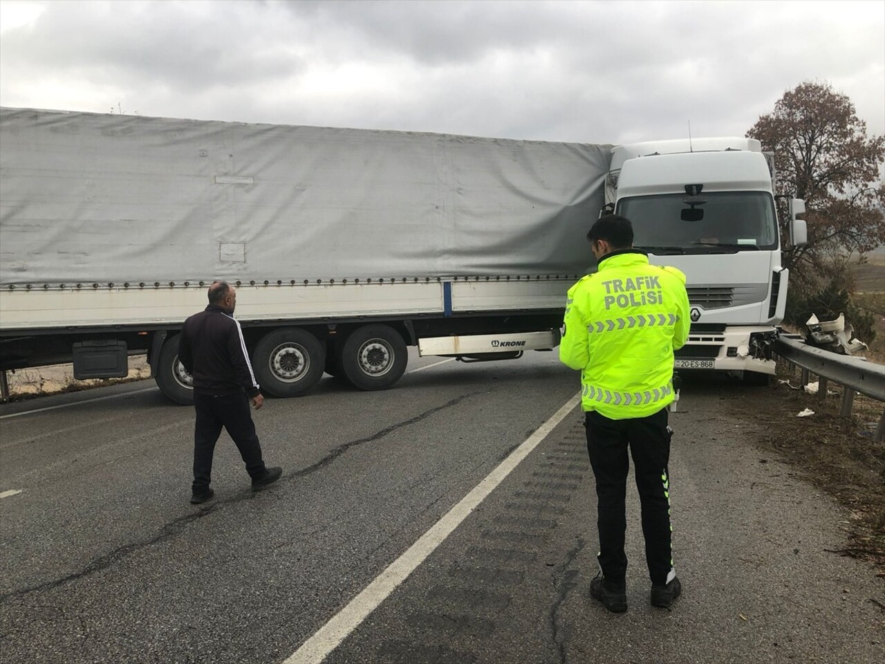 Çorum'da tırın makaslaması sonucu Çorum-Samsun kara yolu, 1 saat ulaşıma kapalı kaldı. İhbar...