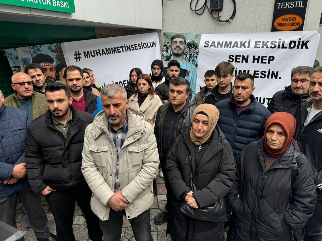 Küçükçekmece'de, iki grup arasında çıkan silahlı kavgada araçla yoldan geçerken silahla vurularak...