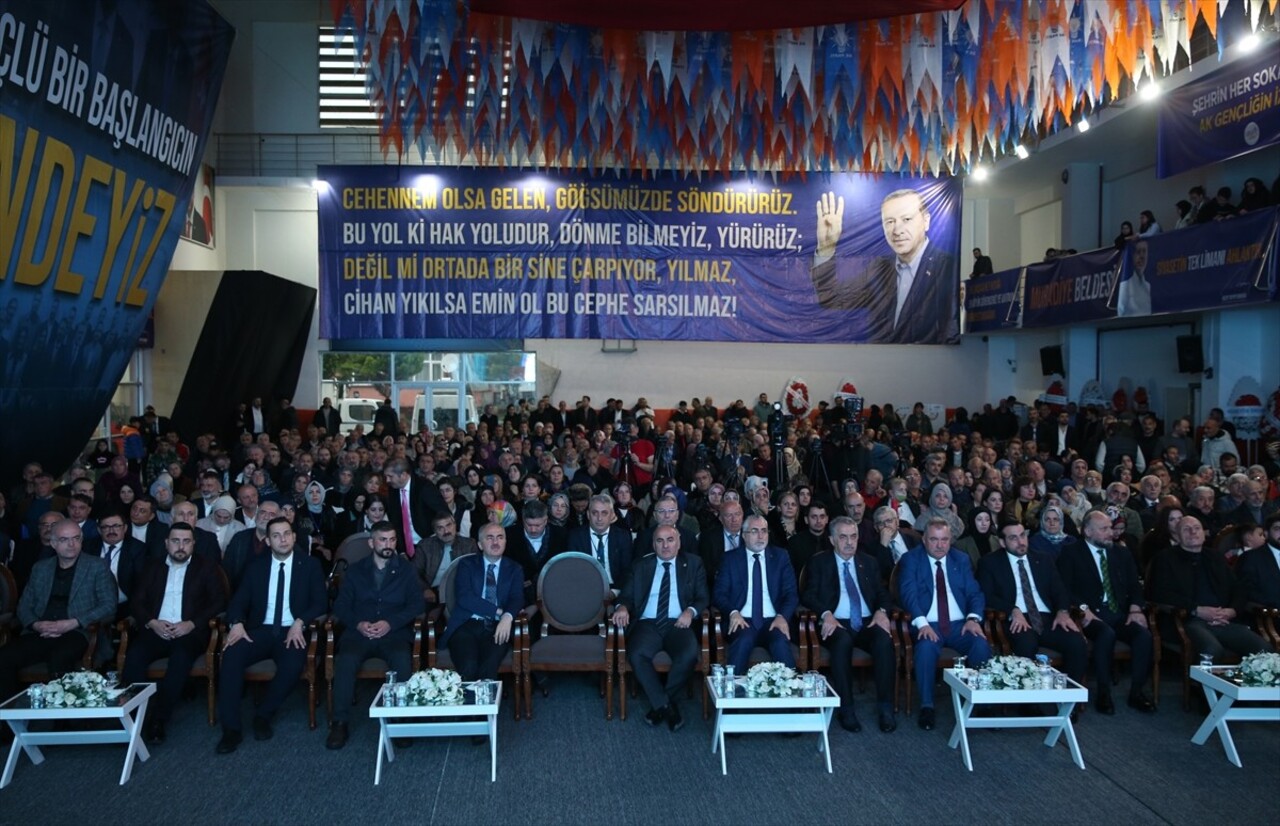 Çalışma ve Sosyal Güvenlik Bakanı Vedat Işıkhan, şehir merkezindeki spor salonunda...