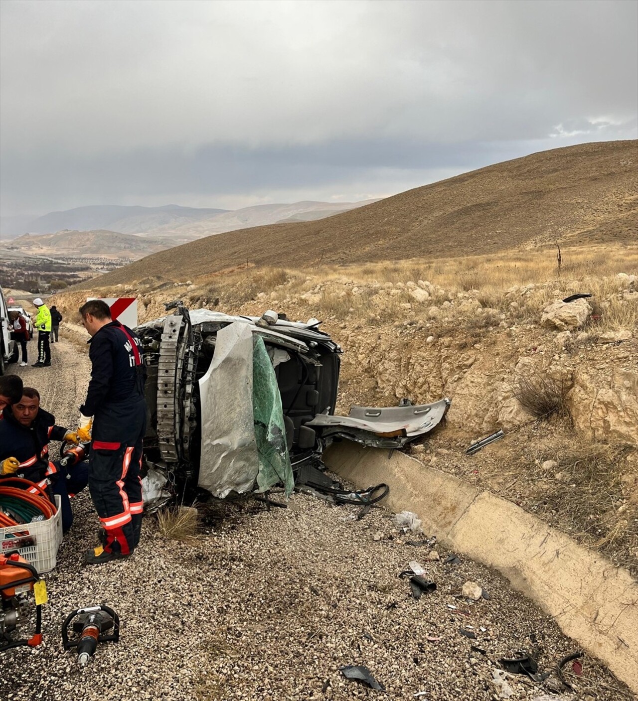 Malatya'nın Darende ilçesinde otomobilin devrilmesi sonucu 1'i ağır 5 kişi yaralandı. Araçta...