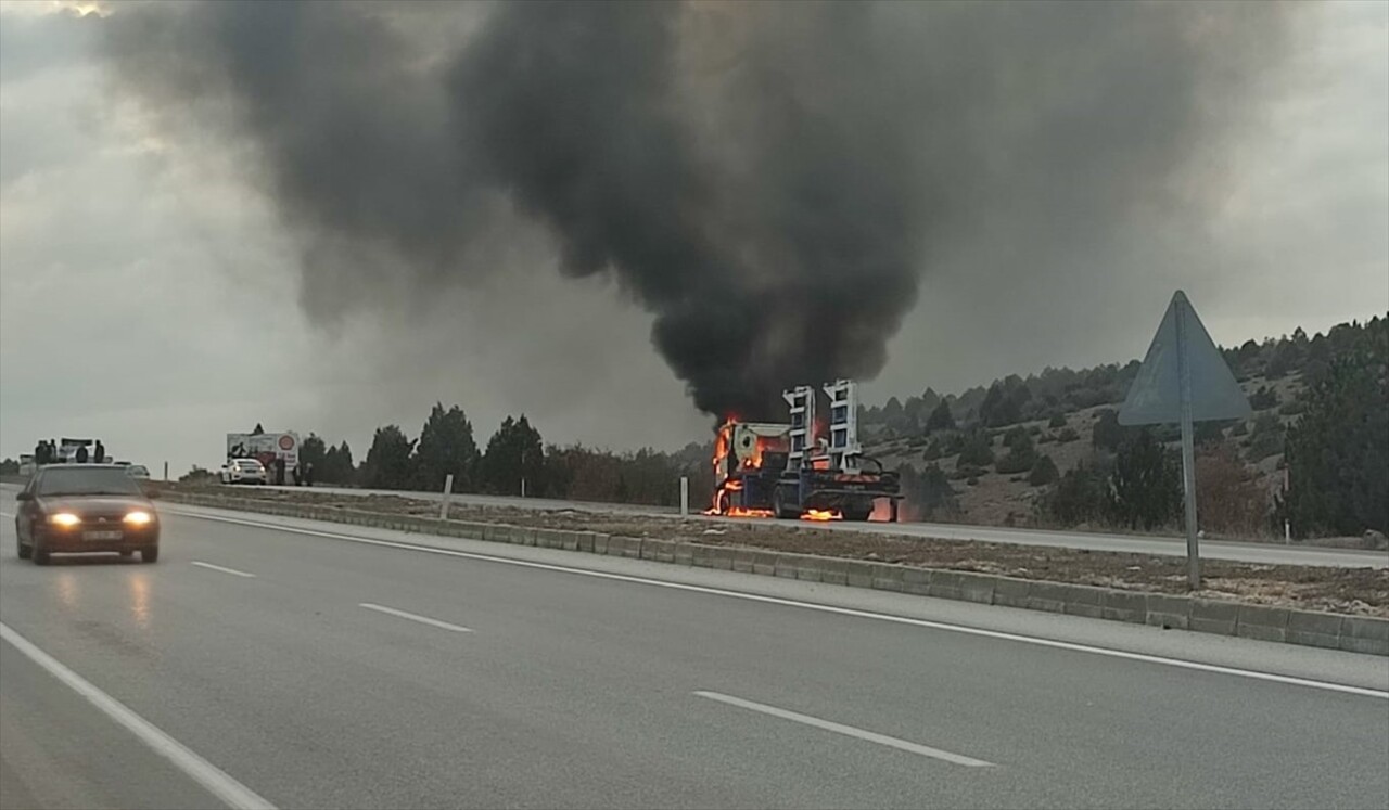 Konya'da seyir halindeyken alev alan çekici kullanılamaz hale geldi.