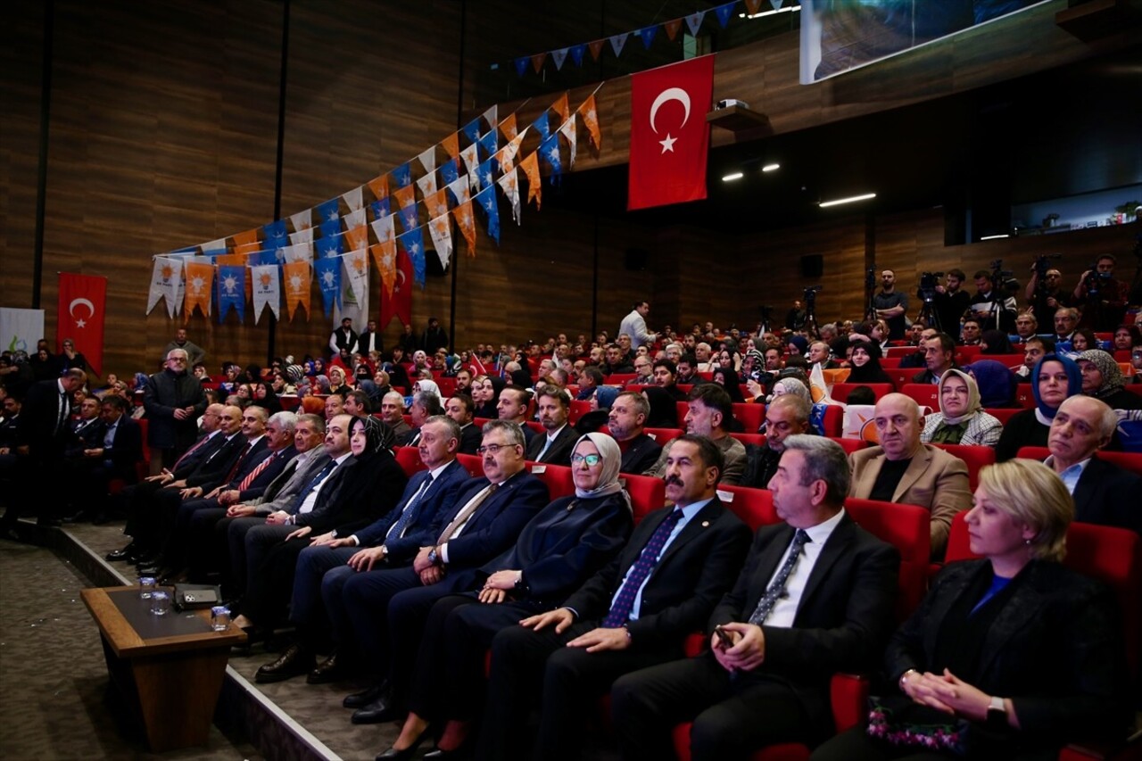 AK Parti Grup Başkanvekili Özlem Zengin, AK Parti Çayırova 7. Olağan İlçe Kongresi'nde...